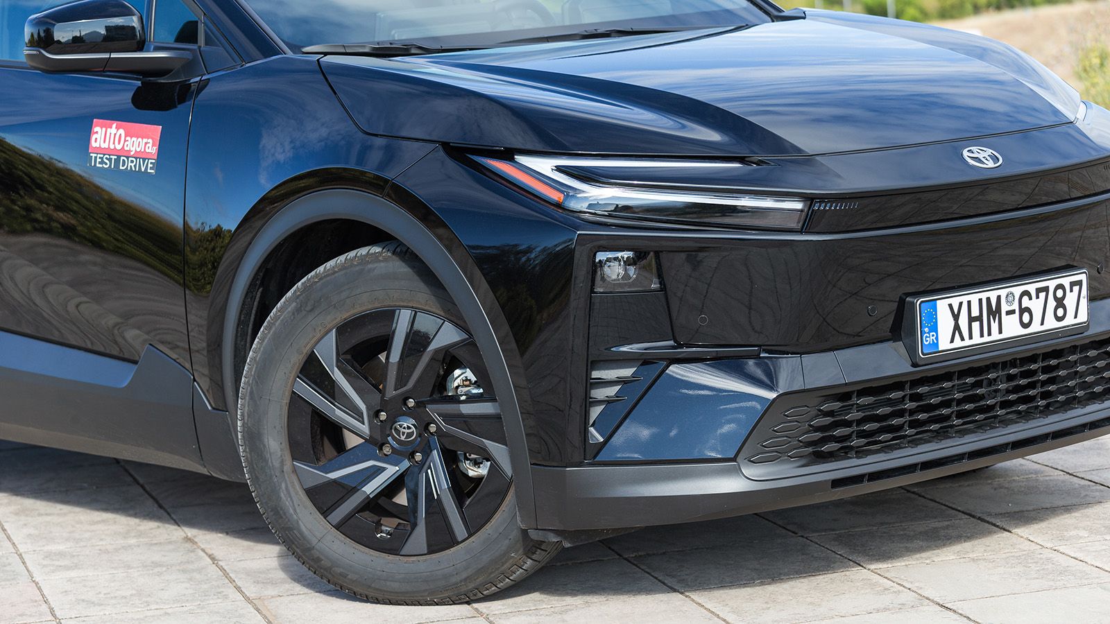 Το εμπρός μέρος ακολουθεί τη λογική hammerhead της Toyota, με λεπτά φώτα ημέρας σε σχήμα C.